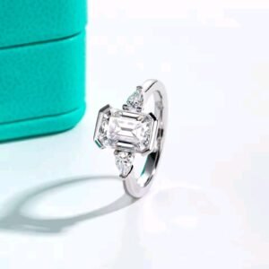 Moissanite Cincin Pria Wanita : 3.6ct D Color Emerald Cut & Pear Cut Engagement Ring