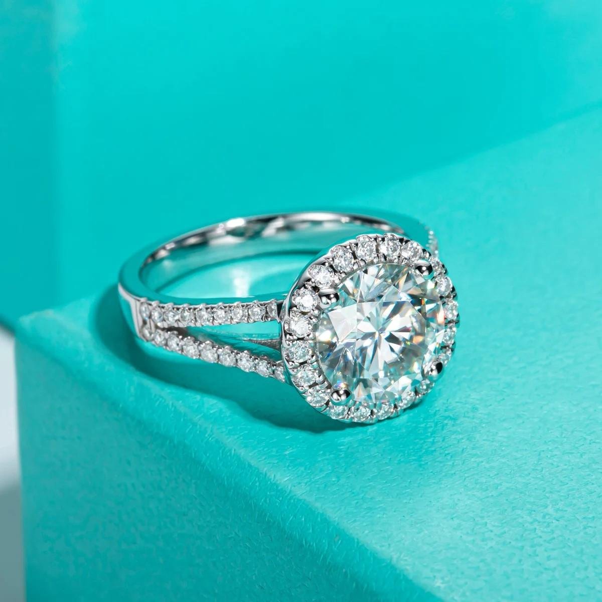 88652876-9243-4313-94c1-d4e60165e57d Moissanite Cincin Pria Wanita : 3ct Round Cut D Color Halo Engagement Luxury Wedding Ring - Image 2